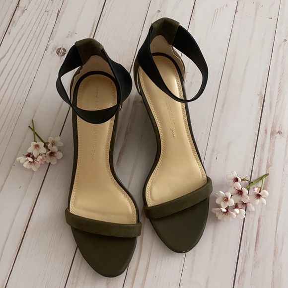 Banana Republic olive green sandal - Picture 15 of 16
